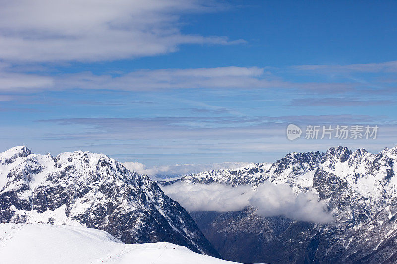 法国滑雪胜地Les Deux Alpes的山脉景观